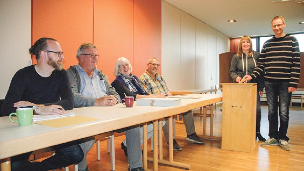 Auf den letzten Drücker: Janina Brink und Andree Dannen wählten um 17.50 Uhr. Bei der Stimmabgabe im Rathaus schauten ihnen die Wahlhelfer (von links) Markus Bentlage, Hinderk Wurps, Hildegard Hartmann und Dieter Immenga zu. © Fotos: Szyska