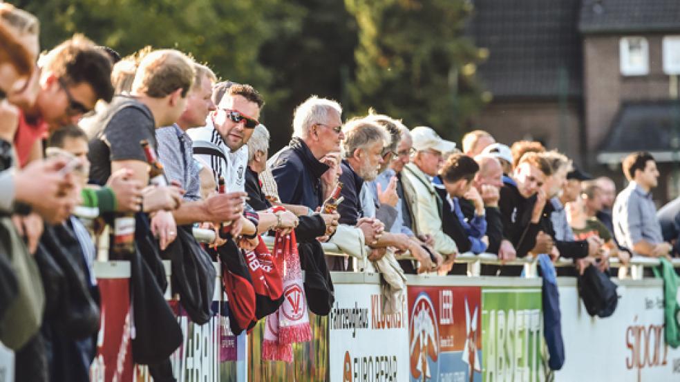 Mittendrin im Publikum: Dieter Modder (mit Sonnenbrille und blauem Shirt bei der Bande von Fahrzeughaus Klugkist) blieb beim Derby bis zum Weeneraner 2:1. Dann ging er nach Hause. Kurz darauf begann die Bunder Wende. © Foto: Bruins