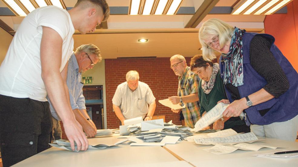 Stimmauszählung im Rathaus Jemgum. Die Rheiderland-Gemeinde war im gesamten Wahlkreis 84 die schnellste Kommune bei der Auszählung. © Foto: Szyska