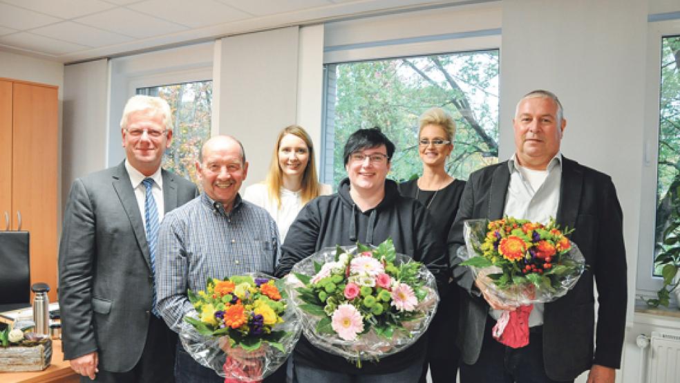 Setzen sich für das Schiedsamt in der Stadt Weener ein (von links): Bürgermeister Ludwig Sonnenberg, Dieter Armgard (ehemaliger Schiedsmann), Xenia Nording (Stadtverwaltung), Elke Bloem (neue Schiedsfrau), Christiane Dorenbos (Stadtverwaltung) und Manfred Robbe (langjähriger Schiedsmann).  © Foto: Boelmann