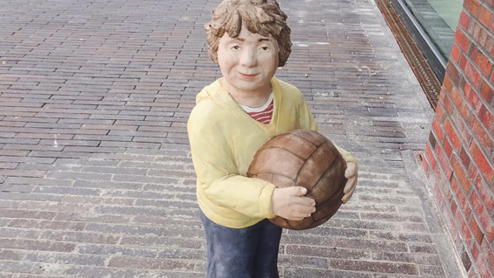 Unbekannte haben diese Betonfigur bei der Sparkasse in Leer zerstört.  © Foto: Wolters