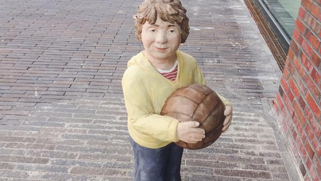 Betonfigur zerstört
