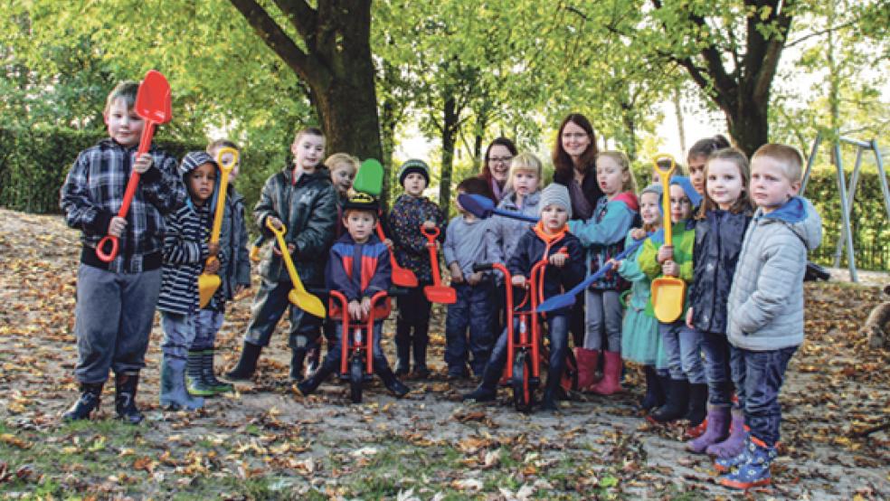 Neue Sandspaten und Laufräder hat der Förderverein an den Kindergarten in Möhlenwarf übergeben. © Foto: Abbas