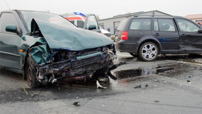 Unfall beim Abbiegen: Zwei Schwerverletzte