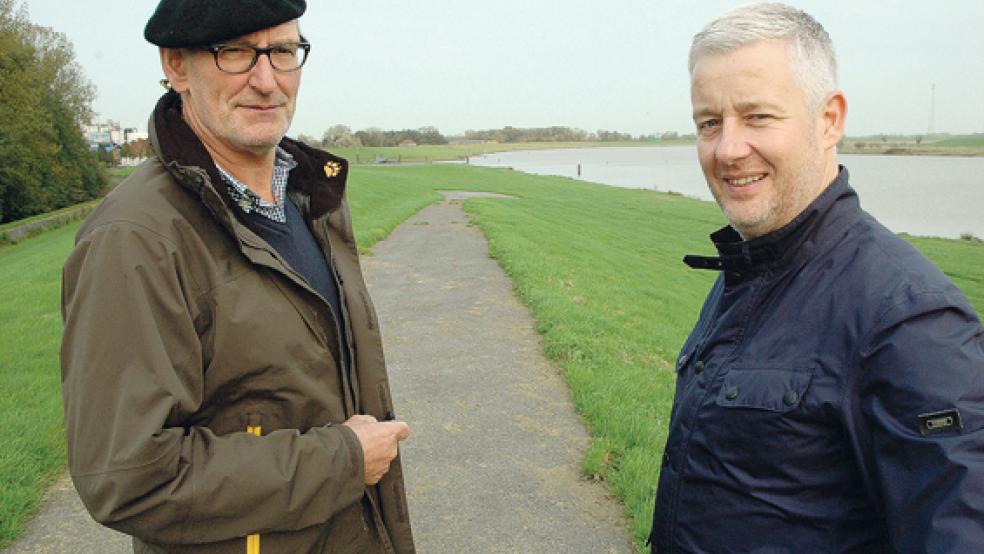 Auf dieser Deichrampe zwischen der Friesenbrücke und der Schleuse in Weener sollen Nutzer der geplanten Fähre zum Anleger in der Ems gelangen. Oberdeichrichter Meint Hensmann (links) und Landrat Matthias Groote haben aus deichrechtlicher Sicht keine Einwände. Allerdings liegen der Kreisverwaltung die notwendigen Antragsunterlagen noch nicht vor. © Foto: Szyska