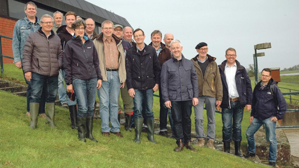 Am Schöpfwerk in Großsoltborg trafen sich gestern Vormittag zur Herbstdeichschau im Oberrheiderland die Vertreter von Behörden wie dem Wasser- und Schifffahrtsamt und dem Niedersächsischen Landesbetrieb für Wasserwirtschaft, Küsten- und Naturschutz (NLWKN). Als Vertreter der Kreisverwaltung in Leer konnten Oberdeichrichter Meint Hensmann und Obersielrichter Willem Berlin neben Kreisrätin Jenny Daun und Wasserwirtschaftsamtsleiter Johann Eckhoff auch Landrat Matthias Groote begrüßen. © Foto: Szyska