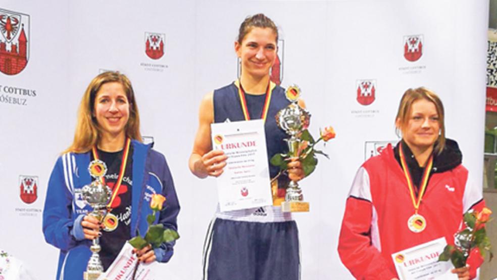 Stolz auf ihren zweiten Platz zeigte sich die Leeranerin Hilke Bosse bei der Siegerehrung. Nur Nadine Apetz war stärker als die Shake-Hands-Kämpferin. © Foto: privat