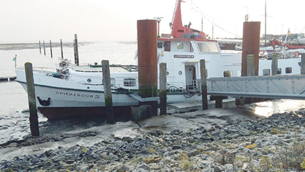Das Restaurantschiff »Spiekeroog III« soll Mitte November im Leeraner Hafen dauerhaft festmachen. © Foto: privat