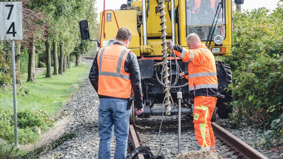 Die Überprüfung von verdächtigen Punkten auf der Bahn­trasse Ihrhove-Bunde (hier an der Süderstraße in Weener) verlief ergebnislos. Hinweise auf Fliegerbomben oder ähnliches wurden nicht gefunden. © Foto: Hanken