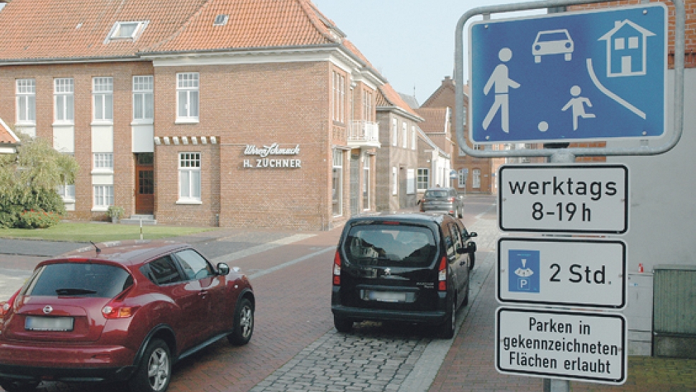 Die Westerstraße in der Altstadt von Weener ist nun eine Spielstraße. Kraftfahrer müssen die Schrittgeschwindigkeit einhalten und sind beim Verlassen des verkehrsberuhigten Bereichs wartepflichtig, »Rechts vor links« gilt nicht. © Foto: Szyska