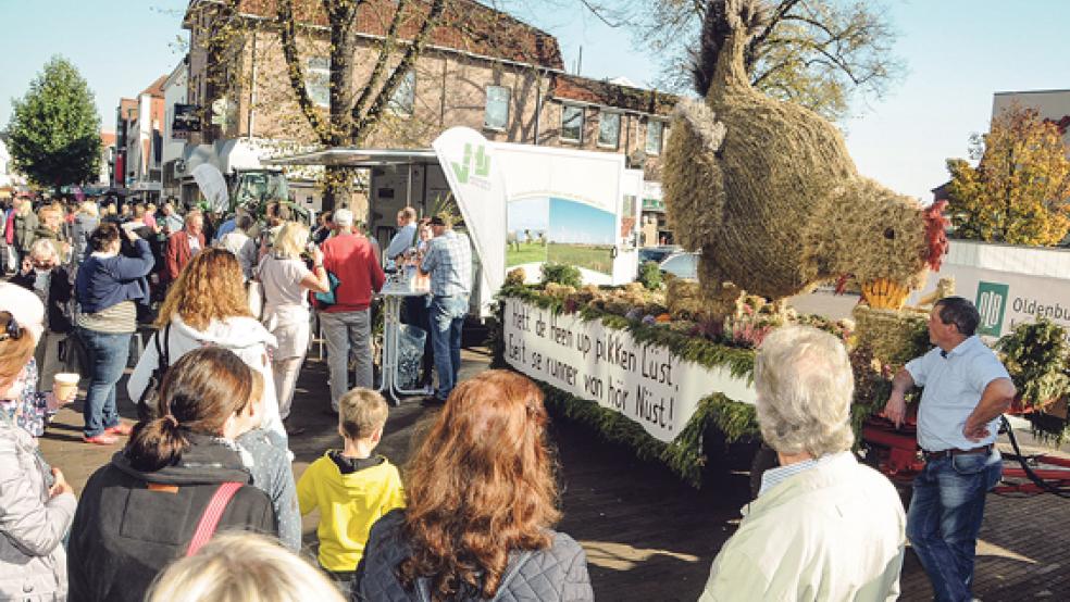 Ein überdimensionales Huhn auf dem Erntewagen von Familie Schulte aus Holte war am Gallimarkt-Sonntag der Blickfang auf dem Denkmalsplatz in Leer, wo der Landwirtschaftliche Hauptverein für regionale Erzeugnisse warb. © Foto: Wolters