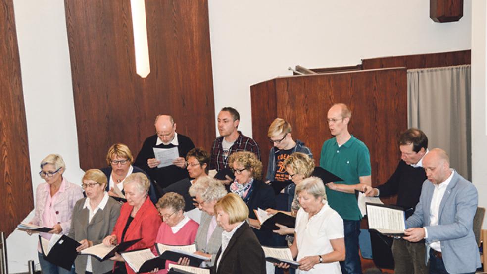 Alle Musiker - hier der Chor der evangelisch-lutherischen Kirchengemeinde Weener - sangen und spielten für den guten Zweck. Am Ende des Konzertes im Gemeindezentrum der Baptisten an der Neuen Straße, zu dem etwa 110 Zuhörer kamen, wurden dann Spenden für die Verlegung weiterer »Stolpersteine« gesammelt. © Fotos: Himstedt