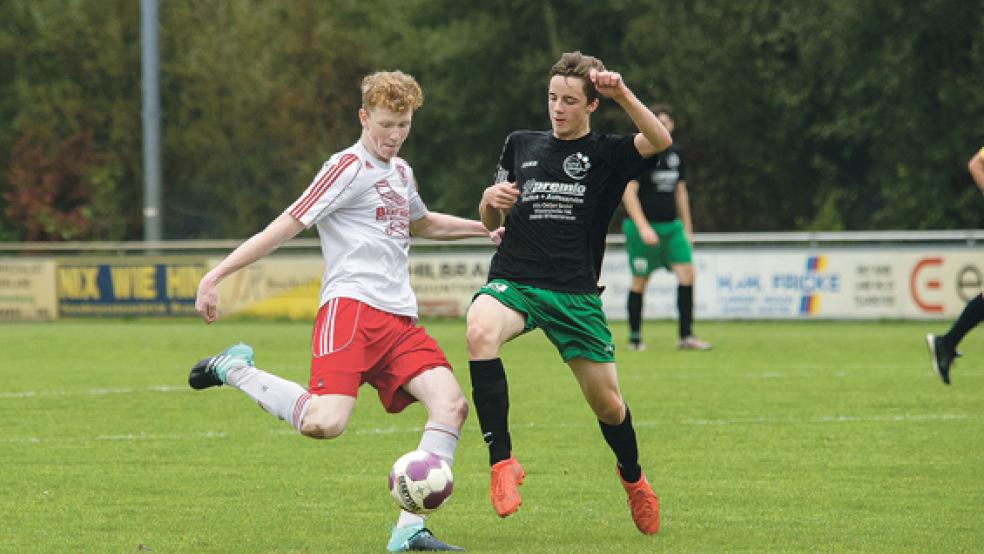 Mit dem vierten Treffer machte Enno Hilbrands (links) in der Schlussphase alles klar für die Bunder A-Junioren im Heimspiel gegen den STV Wilhelmshaven. © Foto: Mentrup