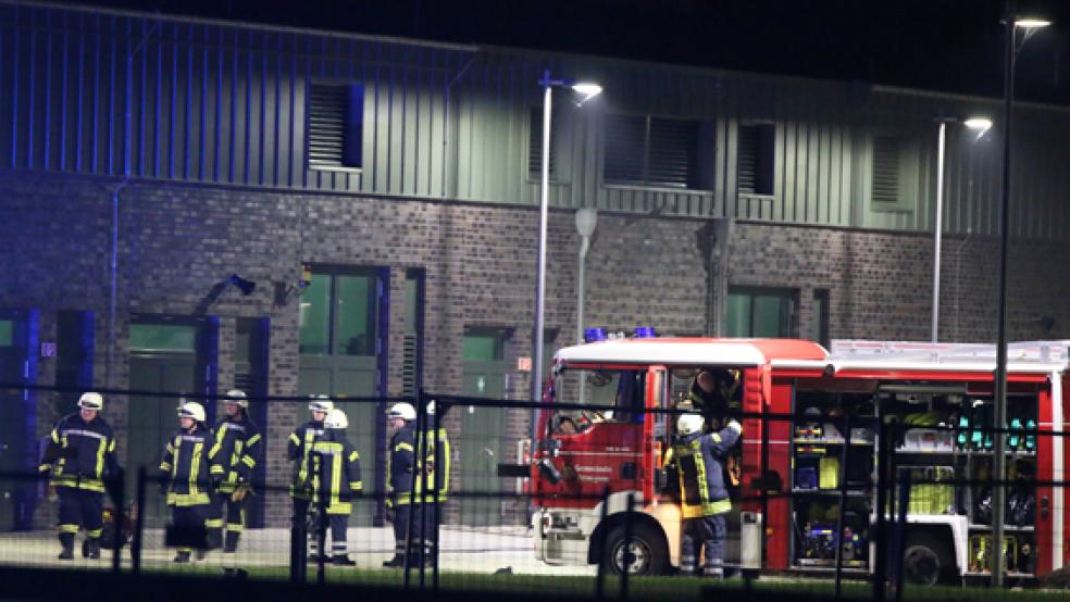 Einsatzkräfte der Feuerwehr auf dem Kavernengelände in Jemgumkloster. © Foto: Loger