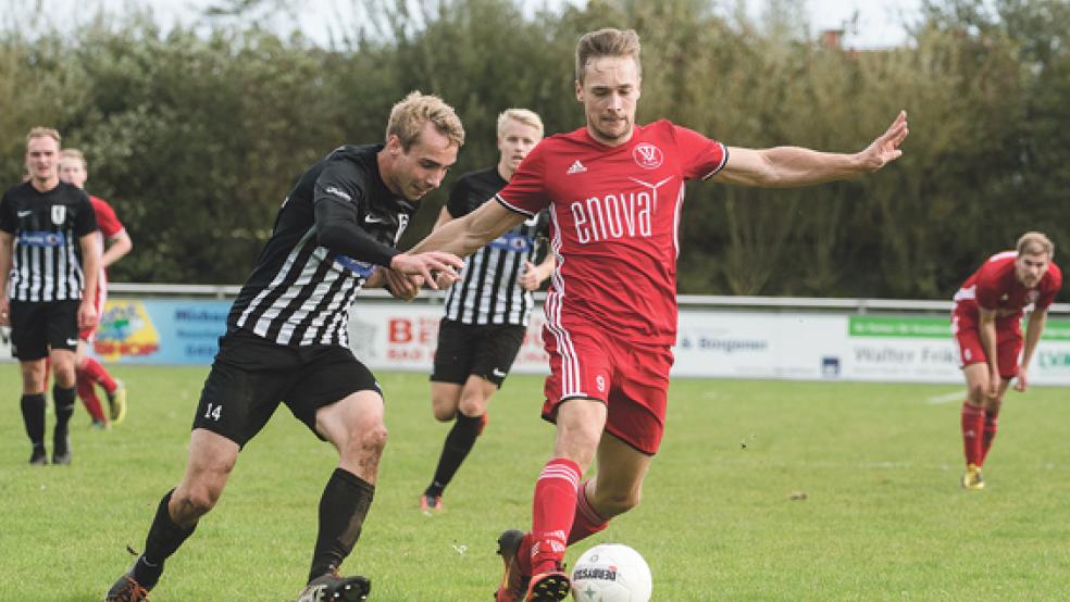 Die Konkurrenz erfolgreich abgeblockt haben die Bunder um Keno Schmidt (r., hier im Duell mit Logas Jannes Galenski) zuletzt. Heute winkt den Rheiderländern im Duell mit dem VfB Uplengen die Tabellenspitze. © Foto: Bruins