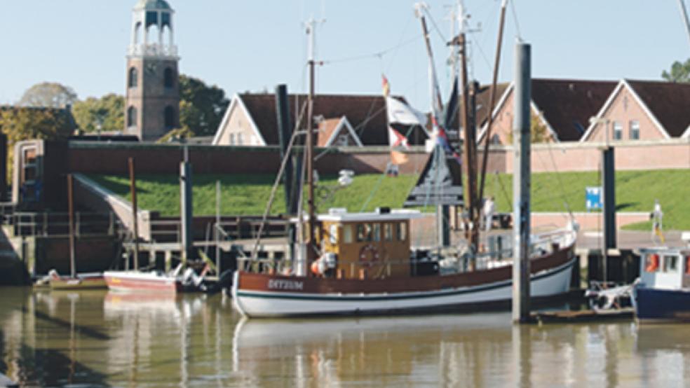 Gerüstfrei: Der Ditzumer Glockenturm erstrahlt nach der Sanierung wieder in altem Glanz. Nun soll die Alltagsglocke installiert werden. © Foto: Schindelhauer/ditzumblog.de