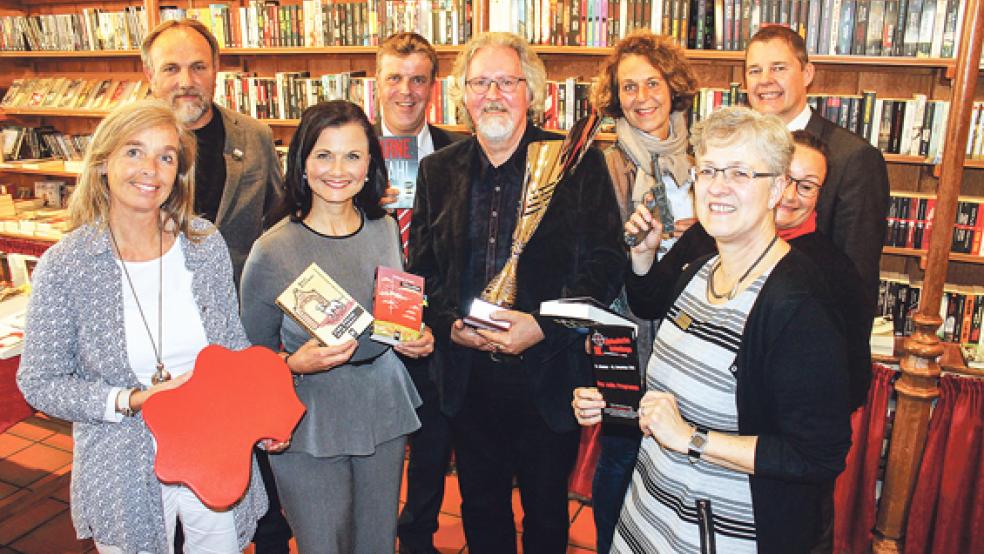 Organisatoren und Sponsoren der Krimitage: (von links) Birgit Rutenberg und Wolfgang Santjer vom Orga-Team, CDU-Bundestagsabgeordnete Gitta Connemann (Eröffnet das Festival), Carsten Moor (Sparkasse Leer), Peter Gerdes, Bürgermeisterin Beatrix Kuhl, Antje Hamer-Hümmling (Stadtbibliothek Leer), Uwe Endjer (Sparkasse Emden) und Ute Meinert (Sparkasse Aurich-Norden). © Foto: privat