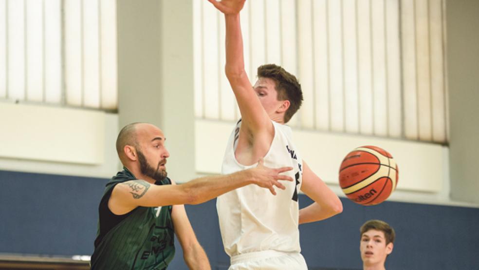 Beim Pokal-Aus in Logabirum konnten die Bingumer um Kai Bunger (links) nicht durchweg überzeugen. Im Ligaspiel gegen Delmenhorst wollen sie heute Abend den zweiten Saisonsieg einfahren. © Foto: Mentrup