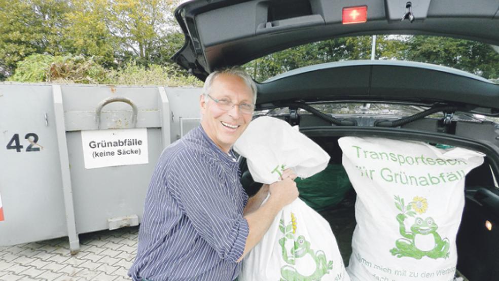 Winfried Coordes nutzte die Transportsäcke für eine Anlieferung beim Wertstoffhof in Moormerland.  © Foto: Landkreis 