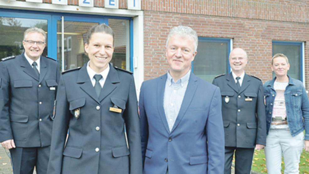 Stehen an der Spitze der Polizeiinspektion Leer-Emden (von links): Arno Peper (Leiter Polizeikommissariat Emden), Frida Sander (Leiterin »Einsatz«), Thomas Memering (Leiter »Zentraler Kriminaldienst«), Johannes Lind (Leiter der Polizei­inspektion Leer-Emden) und Andrea Reichelt (Personalabteilung). © Foto: Boelmann