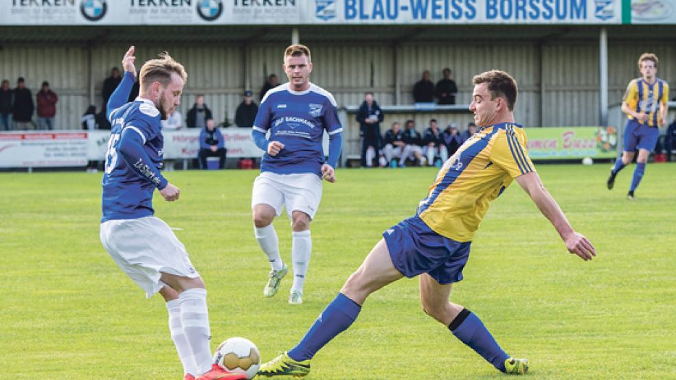 Ein ausgeglichenes Duell war das vergangene Aufeinandertreffen zwischen Borssum und Weener am Sportzentrum der Blau-Weißen: Beim 1:1 teilten die Teams um Sven Rodow (l.) und Keno Siemens die Punkte. © Foto: Mentrup