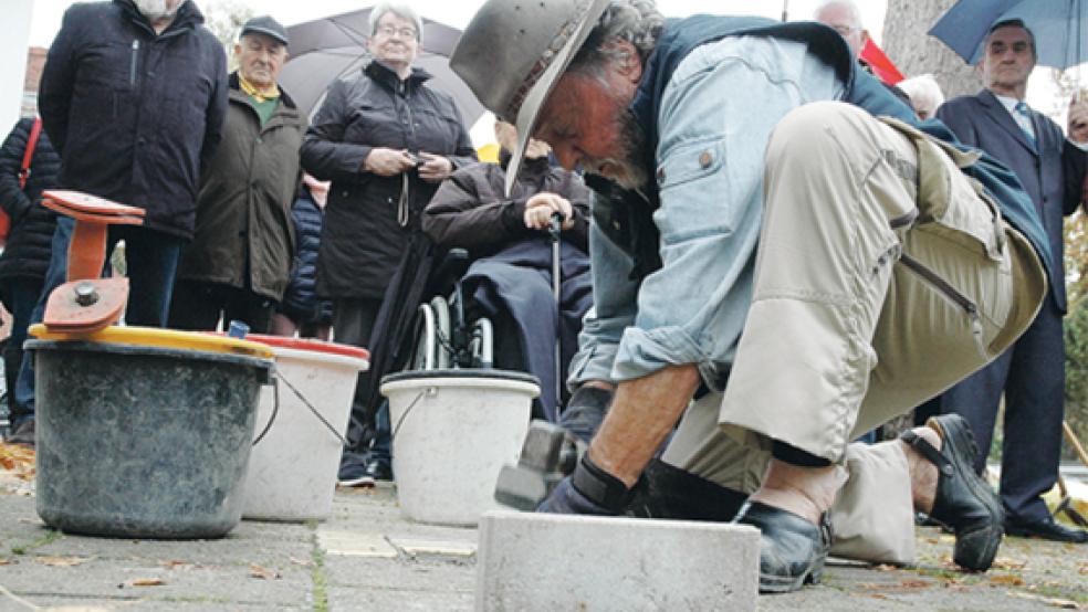 Der Künstler Gunter Demnig aus Frechen bei Köln verlegte am Samstag zunächst fünf »Stolpersteine« im Bürgersteig vor der Kommerzienrat-Hesse-Straße 7 (Bild) und danach acht Gedenksteine vor der »Grillecke« in der Westerstraße 41. © 