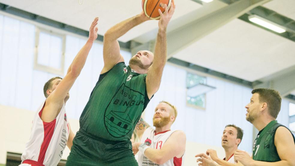 Eine Macht unter dem Korb: Bingums Center Marco Janßen konnte sich der Bewachung seiner Gegenspieler immer wieder entziehen und punkten. © Fotos: Mentrup