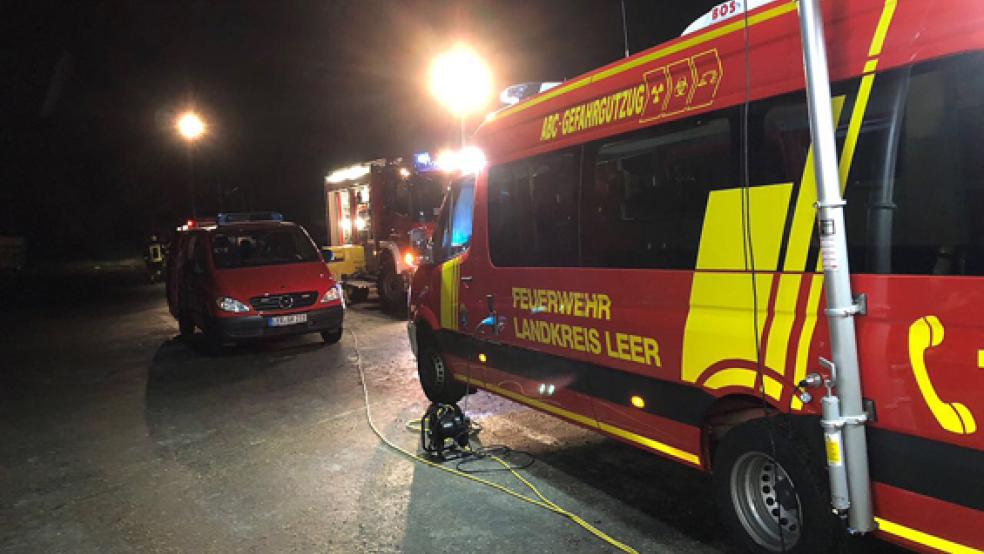 Mit einen Großaufgebot war die Feuerwehr am Sonntagabend in Klostermoor im Einsatz. Bei einer Biogasanlage waren Schwefelwasserstoff und Methan ausgetreten. Der Betreiber der Anlage wurde dabei verletzt. © Foto: Feuerwehr