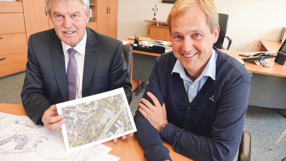 Standortsicherung in und für Aurich: Der Erste Stadtrat Hardwig Kuiper und der Auricher NLG-Geschäftsstellenleiter Jacobus Penning (rechts) warten jetzt nur noch auf die Zustimmung seitens der Politik. © Foto: Jürgens