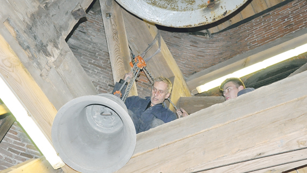 Glockengießer Simon Laudy und sein Mitarbeiter hatten Probleme beim Glocken-Einbau.  © Fotos: Boelmann