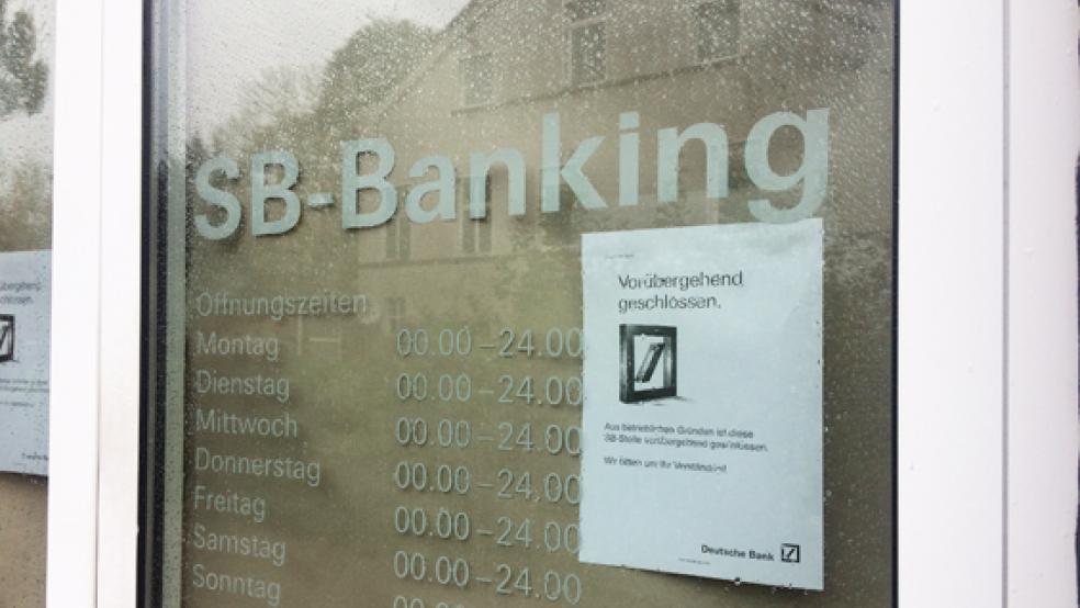 Nach dem Raub am Freitag bleibt die SB-Filiale der Deutschen Bank in Weener weiterhin geschlossen. Noch ist unklar, wann sie wieder eröffnet wird. © Foto: Hanken