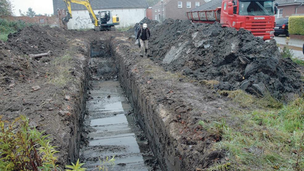 Auf dem Grundstück des abgerissenen Gasthofs »Frisia« in Bingum wurden gestern zwei Suchschnitte für die Archäologen der Ostfriesischen Landschaft angelegt. Erforscht wird auf diese Weise der Aufbau der Warft. © Foto: Szyska