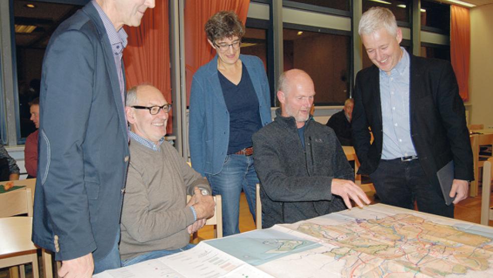 Zum Regionalen Raumordnungsprogramm aus dem Jahr 2006 gehören Karten, und die lagen im DGH in Jemgum auch als Diskussionsgrundlage auf den Tischen. Im Bild von links: Willem Berlin aus Boen, Meint Hensmann aus Jemgum, Kreisrätin Jenny Daun, Heinrich van Lessen aus Böhmerwold und Landrat Matthias Groote. © Foto: Hoegen