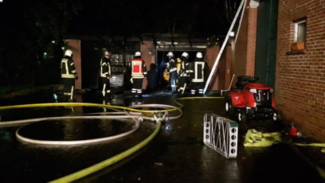 Garage und Auto stehen in Flammen