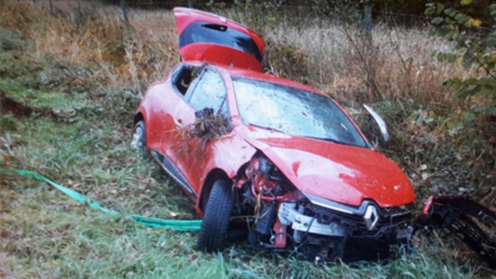 Der starke beschädigte Renault Clio nach dem Unfall auf der Autobahn 28. © Foto: Polizei