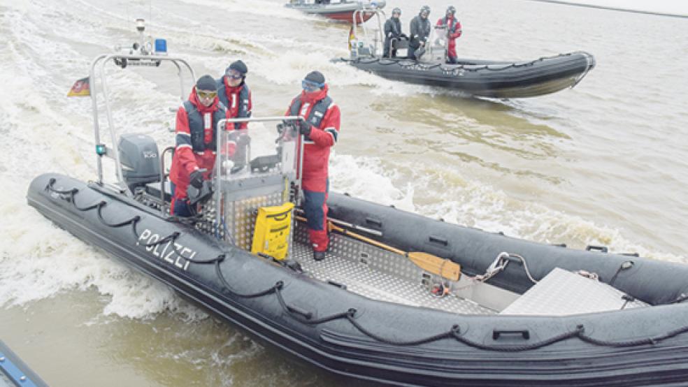 Mit bis zu 80 Stundenkilometern brausen die Schlauchbotte über die Ems.  © Foto: Klose
