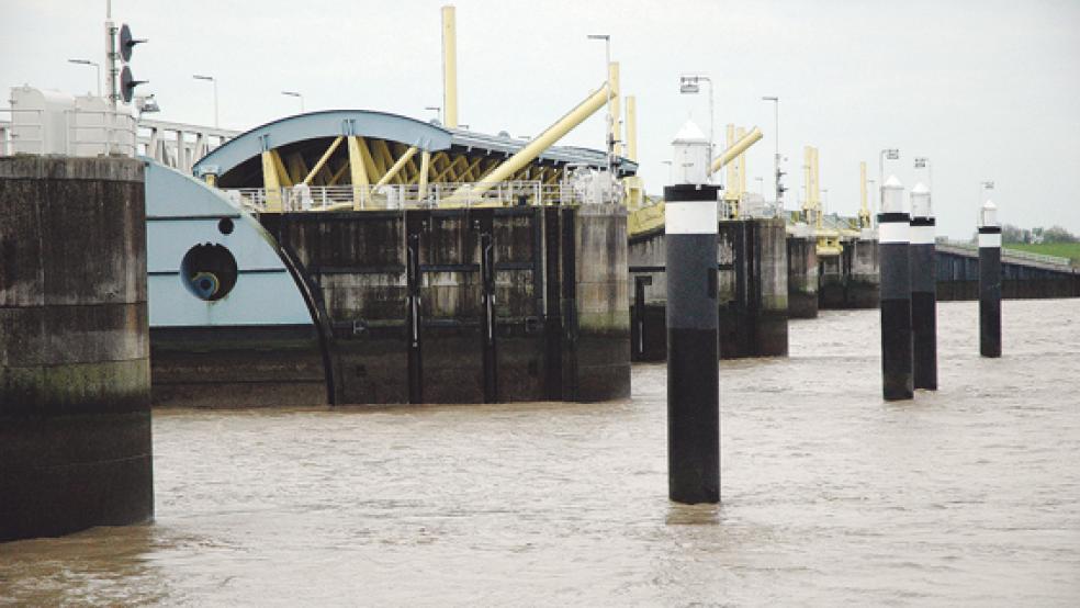 Für die geplante Tidensteuerung durch das Emssperrwerk hat das Wasser- und Schifffahrtsamt in Emden zwei Modelle entwickelt, die den Schiffsverkehr berücksichtigen. Die Forschungsstelle Küste des NLWKN soll bis Anfang 2018 anhand von Rechenmodellen überprüfen, ob sich auf diese Weise wirksam der Schlickeintrag in den Fluss reduzieren ließe. © Foto: Szyska