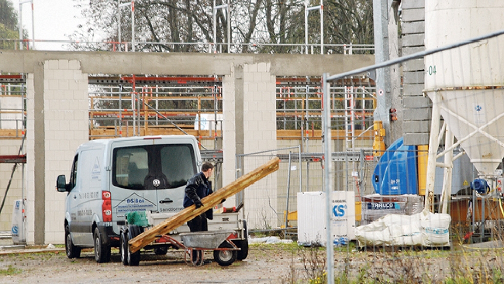 Arbeiter auf der Baustelle des Gerätehauses in Weener sind derzeit ein sehr seltener Anblick. © Foto: Hoegen
