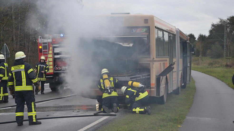 Dieser Bus wurde gestern in Norden durch einen Motorbrand schwer beschädigt.  © Foto: Ostfriesischer Kurier