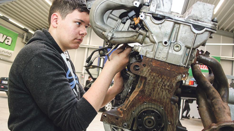 Berufsorientierung: Kenan Wienekamp (14) aus Ihlow setzt einen Motorblock in der Kfz-Werkstatt der Handwerkskammer für Ostfriesland zusammen.  © Foto: HWK