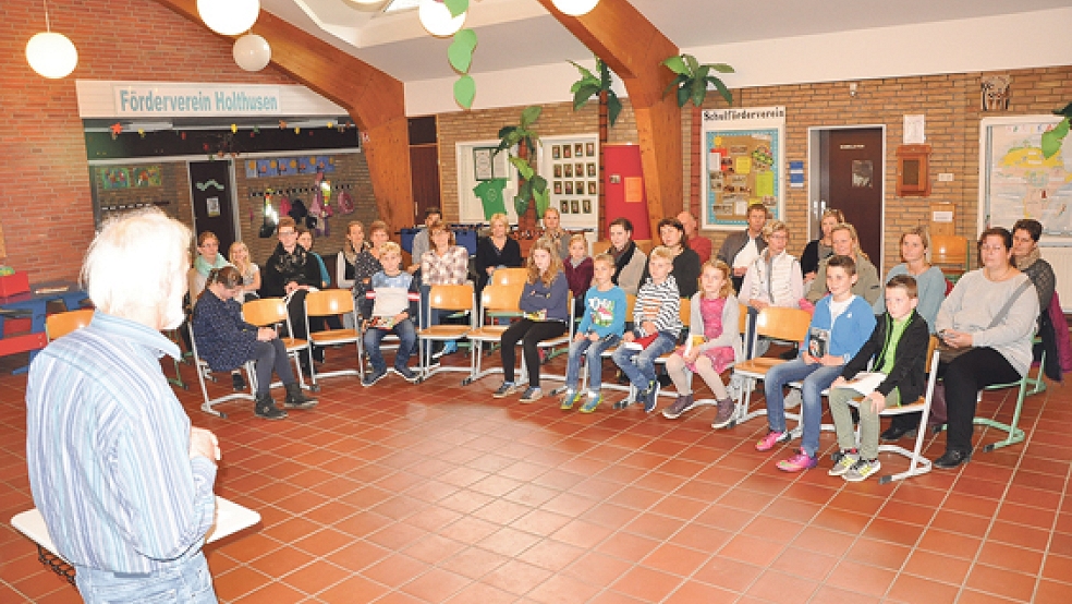 Schulleiter Lothar Wagner begrüßte die Finalisten und Zuhörer des Lesewettbewerbs in der Pausenhalle der Grundschule in Holthusen.  © Foto: Boelmann