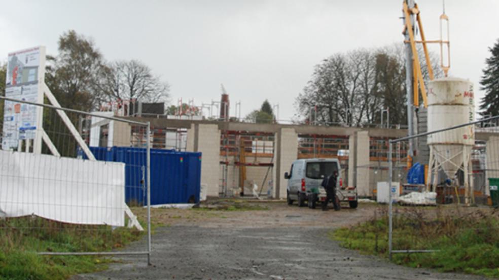 Arbeiter auf der Baustelle des Feuerwehrhauses in Weener sind derzeit ein sehr seltener Anblick. © Foto: Hoegen