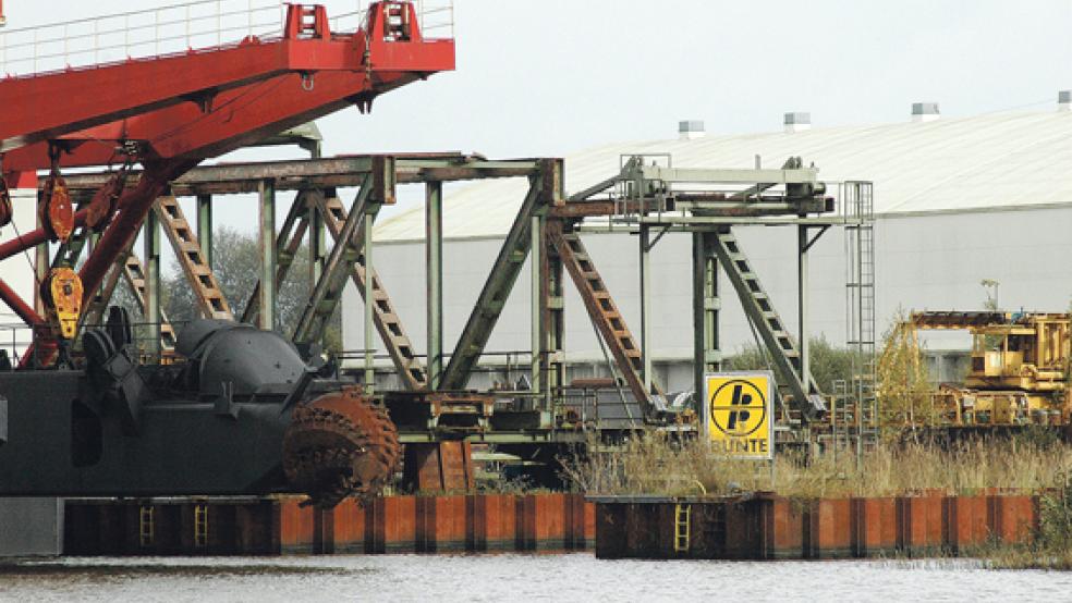 Relikt der zerstörten Friesenbrücke: Auf einem Gelände des Bauunternehmens Bunte im Industriehafen Nord in Papenburg liegt seit März 2016 das Mittelsegment der Eisenbahnbrücke, das für Schiffsüberführungen der Meyer Werft stets ausgehängt werden musste. Nach Angaben der Bahn AG ist über die Verwertung bislang nicht entschieden worden. © Foto: Szyska