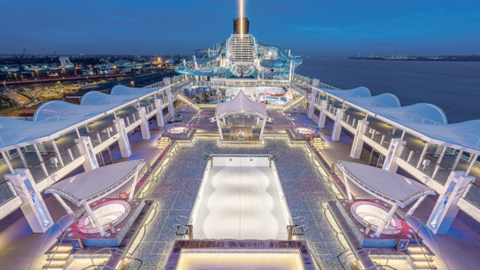 Blick auf das Pooldeck der »World Dream«: Es ist das 44. Kreuzfahrtschiff, das auf der Papenburger Meyer Werft gebaut wurde. In Bremerhaven wurde es jetzt an die asiatische Reederei »Dream Cruises« übergeben. © Foto: Meyer Werft