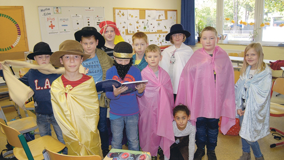 Das Gleichnis vom verlorenen Sohn spielten diese Grundschüler in Weener in selbst gestalteten Kostümen nach. Leitthema war »Luthers Entdeckung«. © Foto: Hoegen