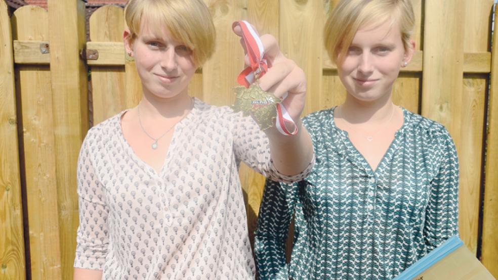 Die Eintrittskarte zu den deutschen Meisterschaften: Bei dem Turnier auf Landesebene belegte das Team von (von links) Louisa und Alena Modder den ersten Platz. © Foto: Muising
