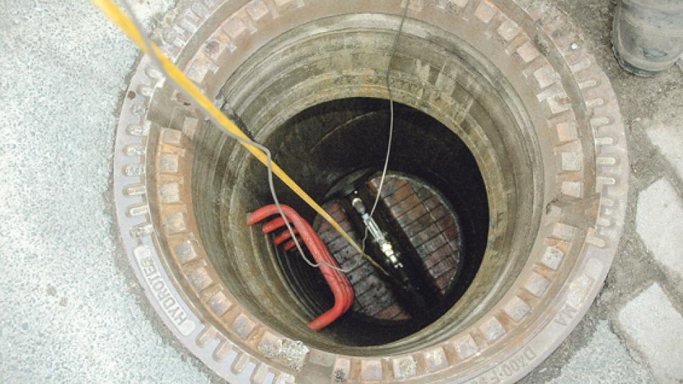 Blick in den Schacht: Ende Mai begann die Untersuchung der Schmutzwasser-Kanalisation in Jemgum, Mitte Juni schloss sich die Ortung der rund neun Kilometer langen Druckrohrleitung nach Bingum an. Nun liegen die Ergebnisse vor. © Foto: Szyska