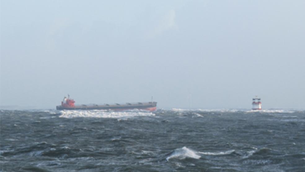 Der Frachter »Glory Amsterdam« (links) mit dem zur Hilfe geeilten Schlepper »Nordic«. © Foto: Havariekommando