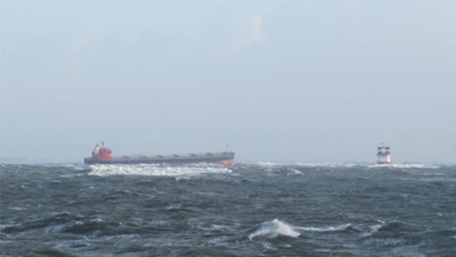 Frachter treibt vor Langeoog