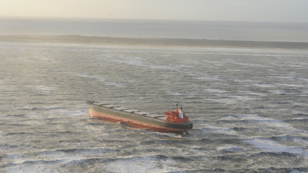 Ein havarierter Frachter vor Langeoog kann am heutigen Montagabend noch nicht geborgen werden. © Foto: Havariekommando 